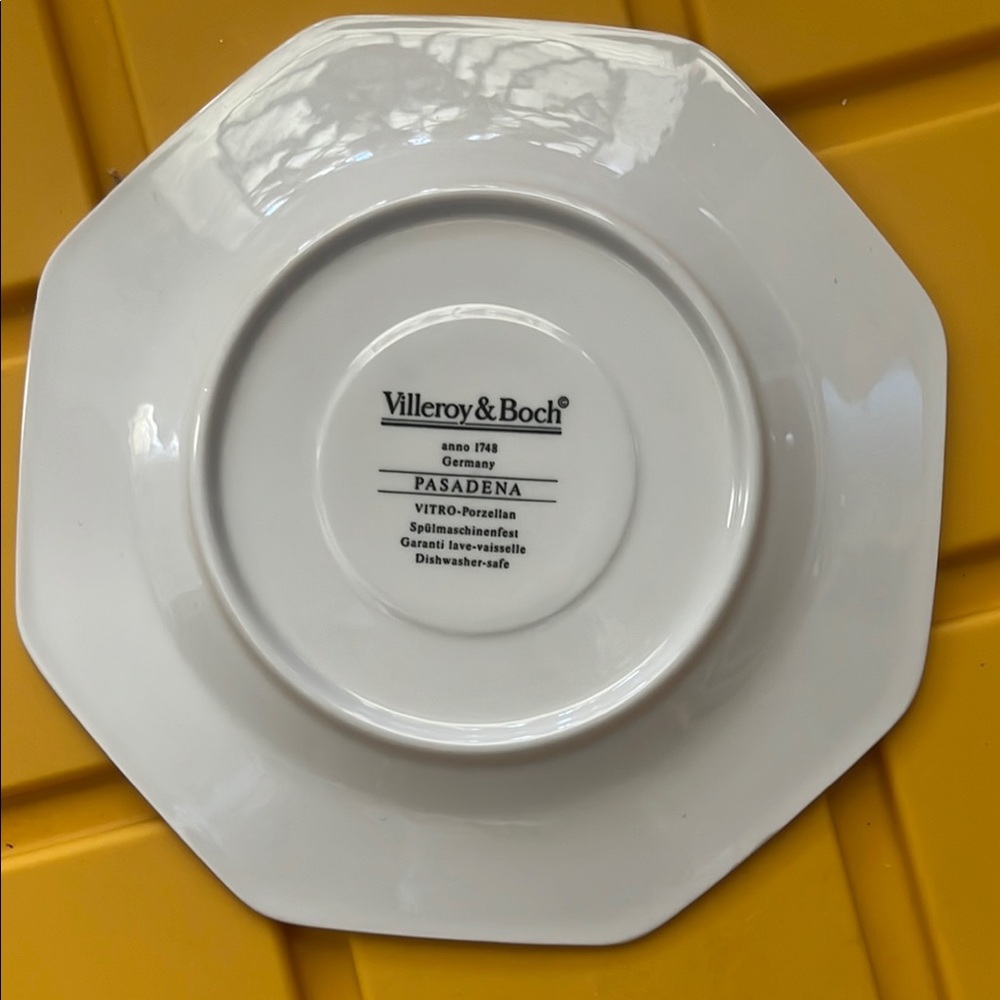 Geometric Leaf Pattern Plate - Picture 3 of 3